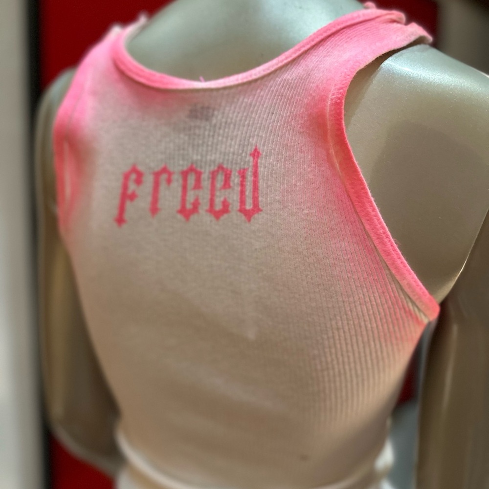 ⚡️BRITNEY SPEARS FREED distressed ribbed graffiti soft tank top S (XS) - Picture 5 of 17